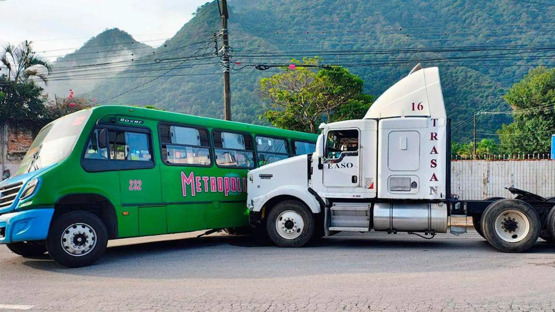 El conductor de un tractocamión chocó y arrastró por varios metros a un autobús de la línea Metropolitano