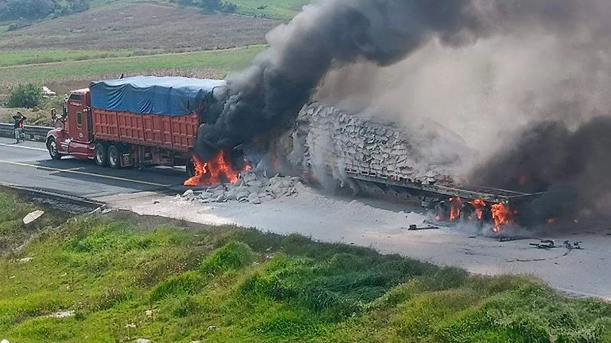 Se-incendia-tractocamión-en-autopista-Puebla-Veracruz