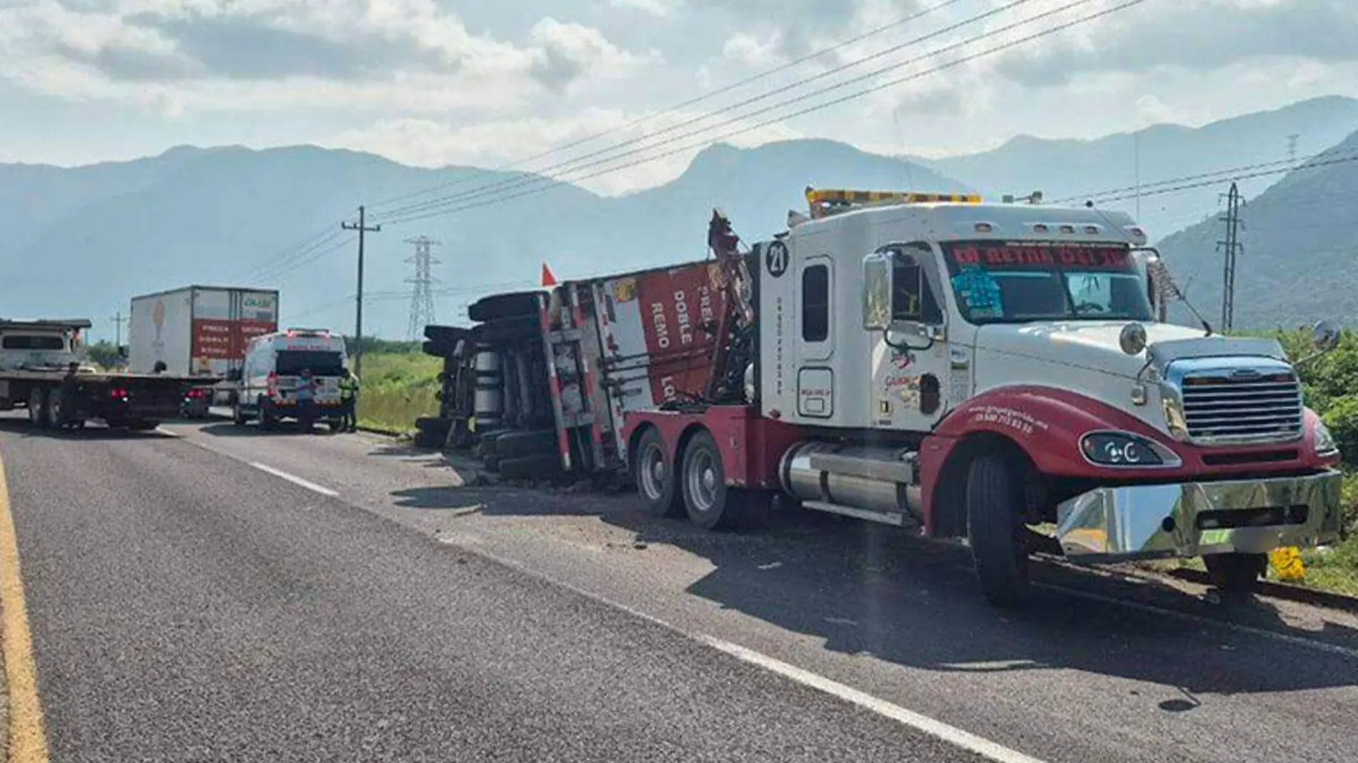 Volcadura-de-camión-en-la-autopista-Puebla-Veracruz