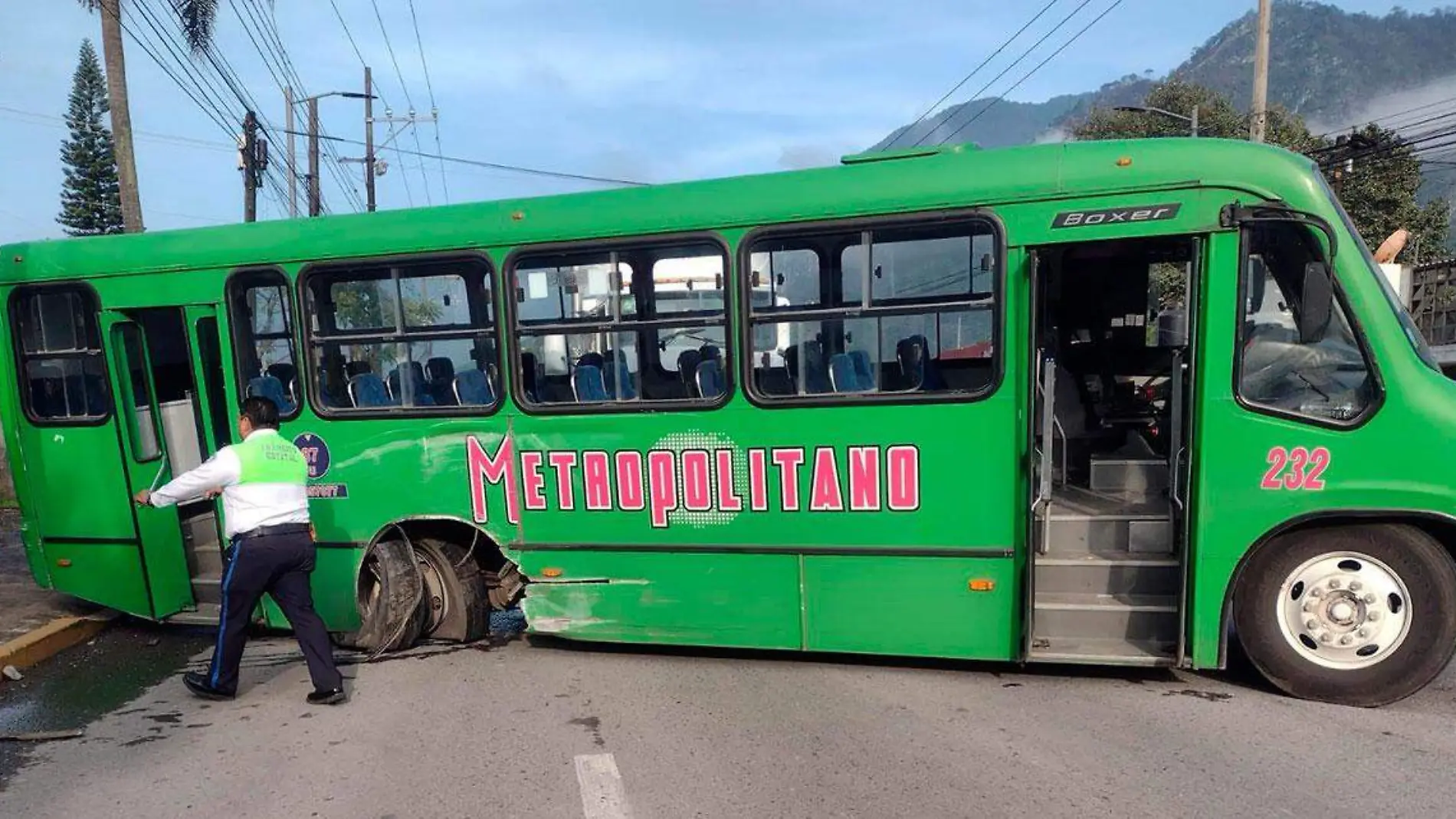 El conductor de un tractocamión chocó y arrastró por varios metros a un autobús de la línea Metropolitano