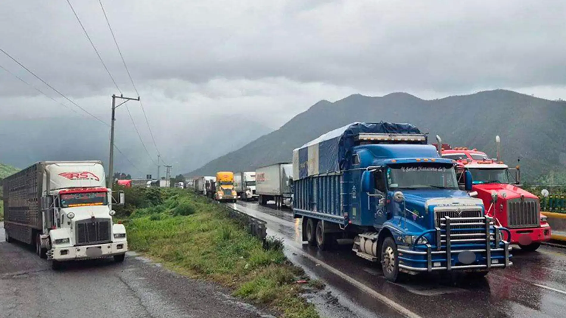 Retiran-roca-que-afectaba-paso-vehicular