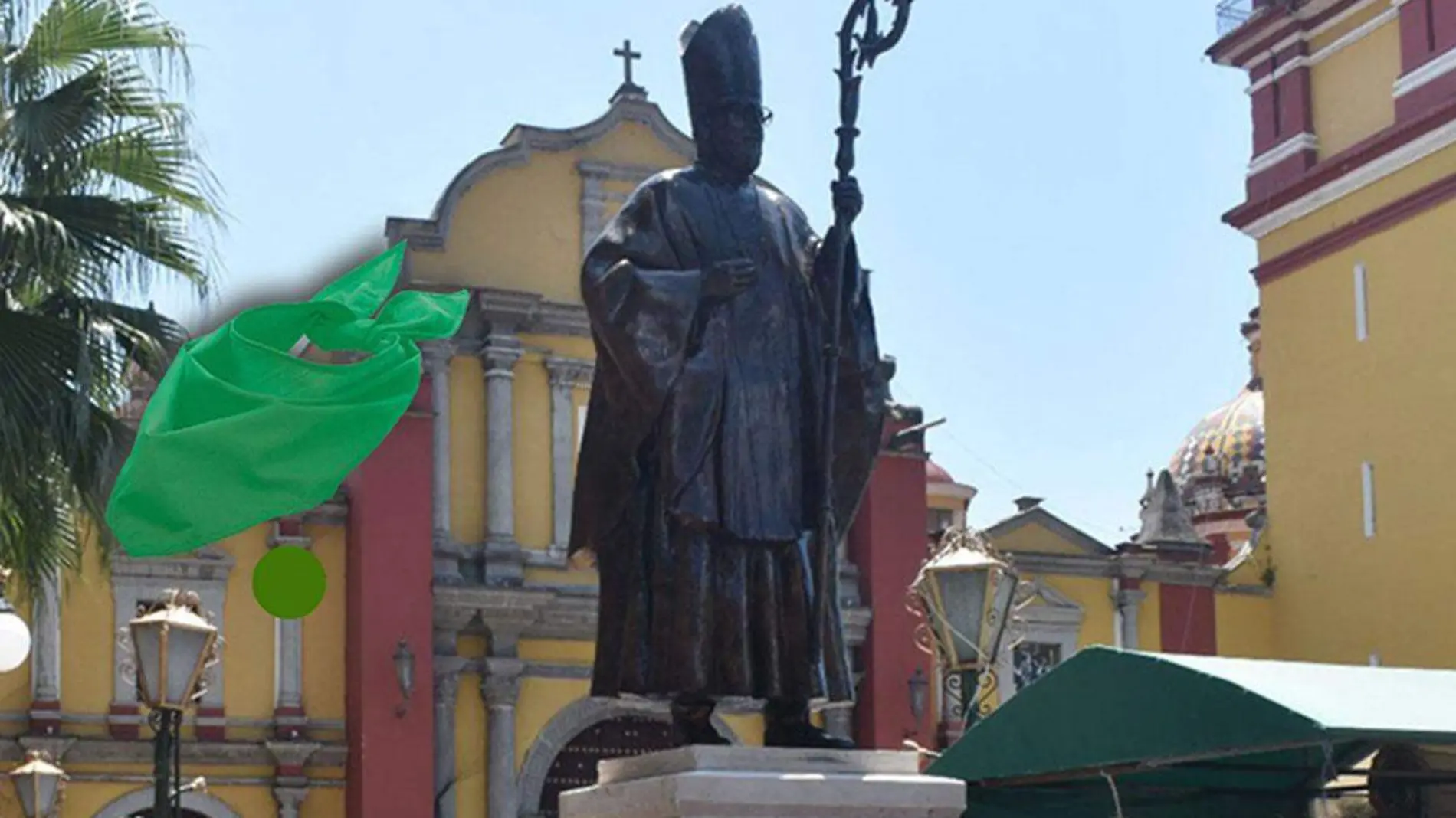 Marea-Verde-coloca-simbolo-feminista-a-estatua-religiosa