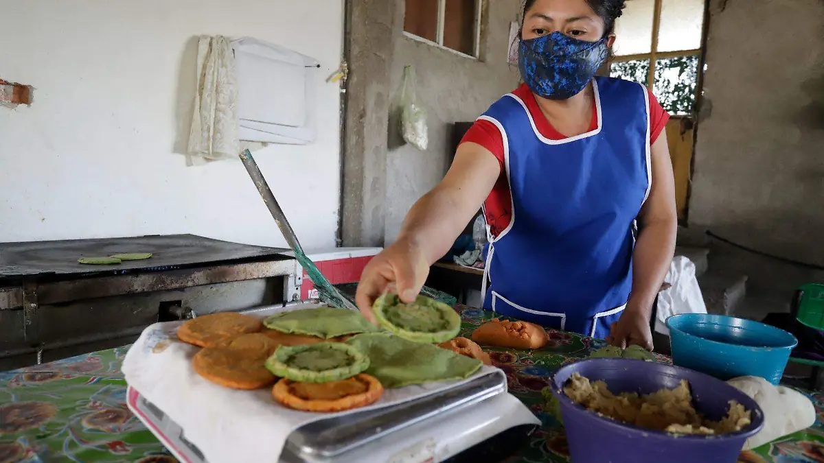 Hay tortillas, tlacoyos y tostadas de maíz combinadas con vegetales tales como el nopal, epazote, cilantro, chipotle, guajillo, habanero, betabel y zanahoria, entre otros