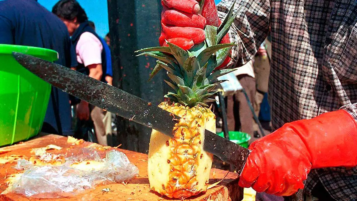La piña es una excelente opción para los adultos mayores cuyos huesos se vuelven más frágiles con la edad