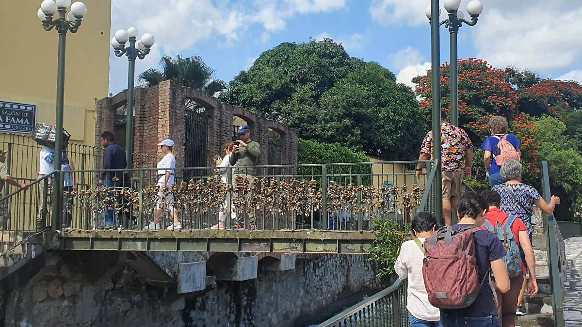 Parejas sellan candados del amor en Río Orizaba 