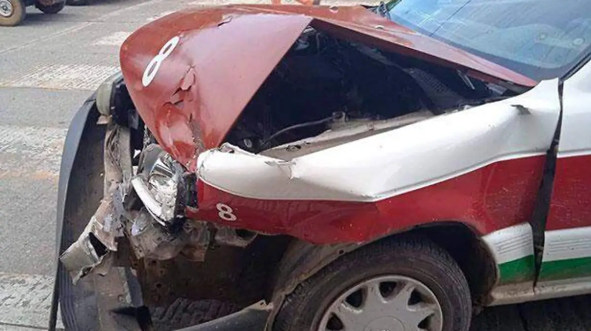 Se-impacta-taxi-contra-patrulla-municipal,-en-Atzacan-2