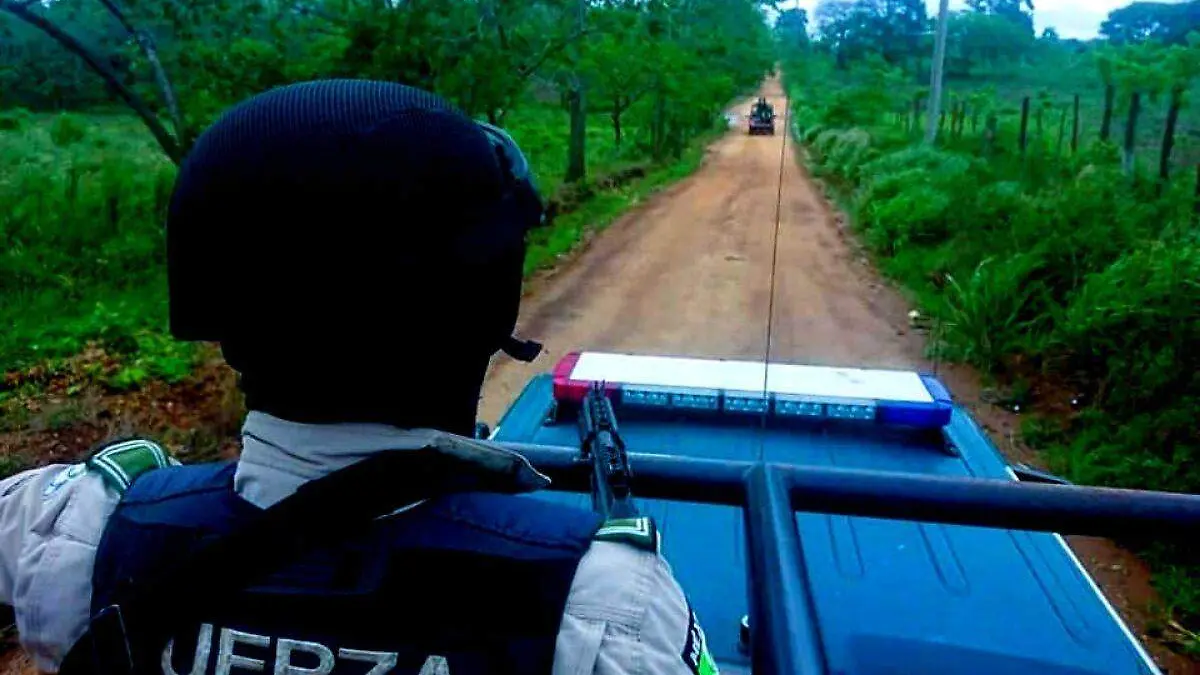 Fuerza Civil resguarda varios vehículos y detiene a 3 en Orizaba