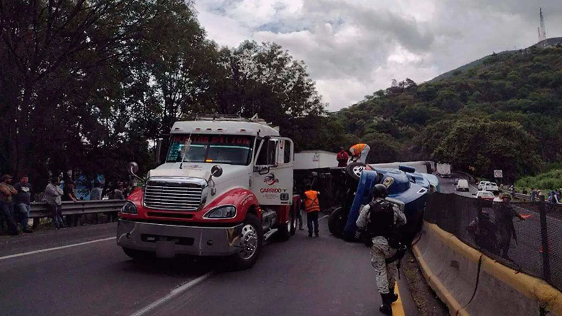 Rapina-en-autopista-Puebla-Veracruz-por-volcadura