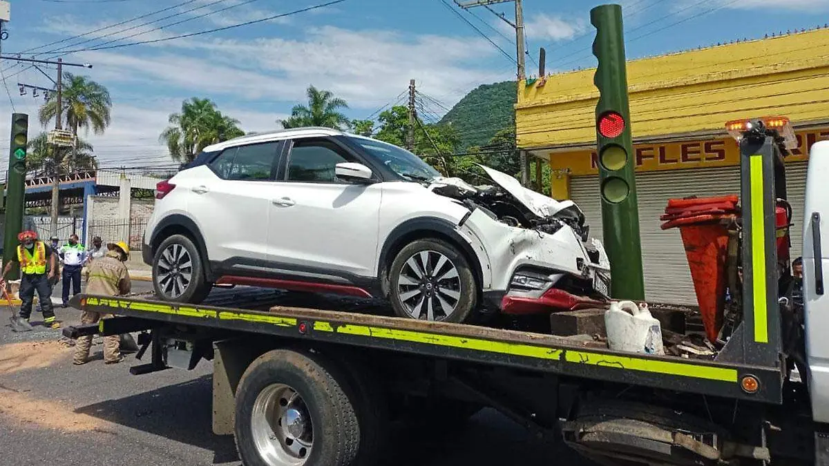 Se-estrella-coche-contra-autobus