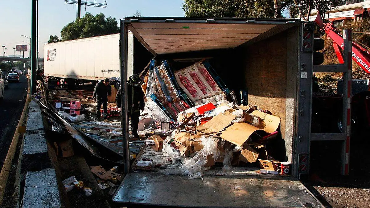 855585_Volcadura-trailer-Tlalnepantla-4_web