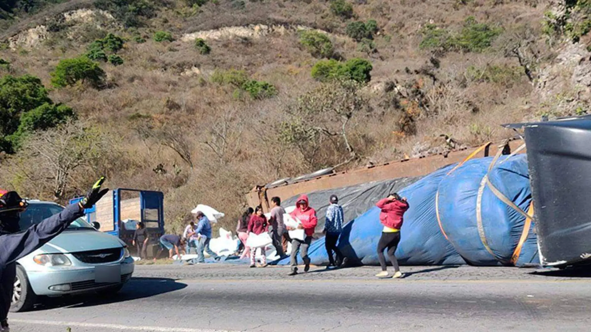 Rapina-en-Acultzingo-por-volcadura