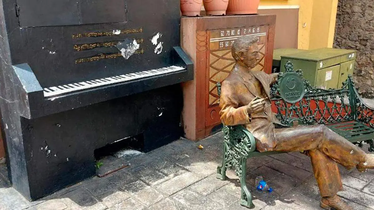 En el barrio del Pichucalco, después de 1940, Lara vivió durante siete años, pero siempre cuando llegaba a dormir, no tenía dinero con qué pagar el cuarto donde se quedaba