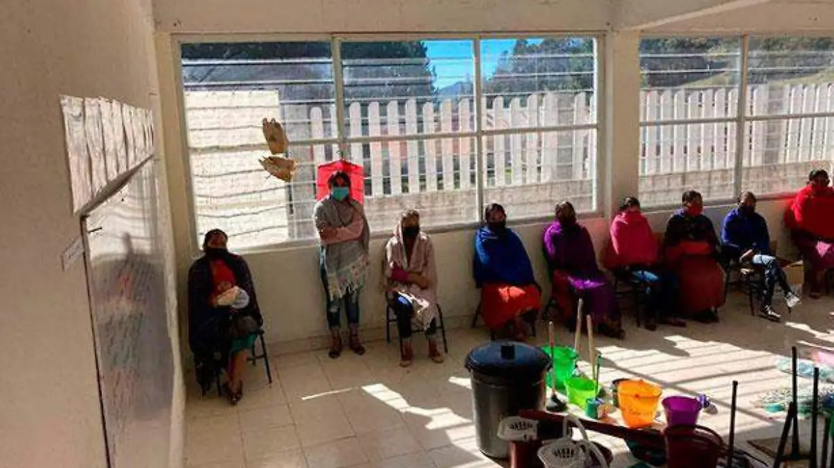 Desde el 3 de enero, cuando comenzaron las clases presenciales, madres de familia y maestros se organizaron para instalar un filtro sanitario