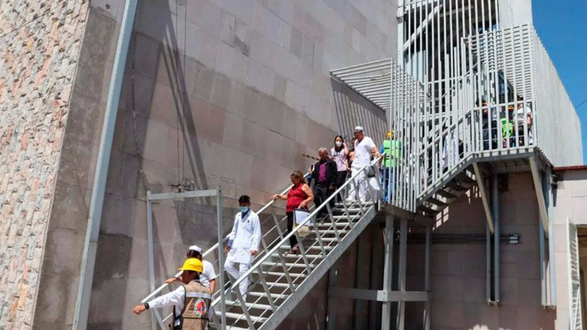 Se realizó la evacuación de pacientes, personal administrativo y médico en clínicas y el hospital de especialidades.