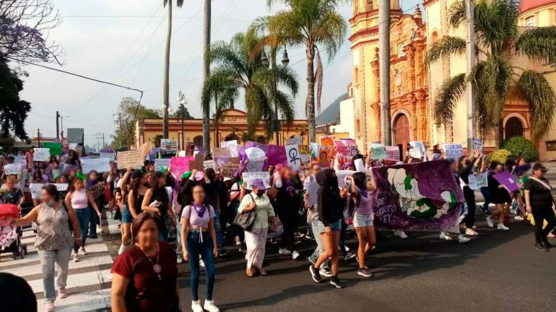 Con marcha, pintas y consignas exigen mujeres respeto a sus derechos