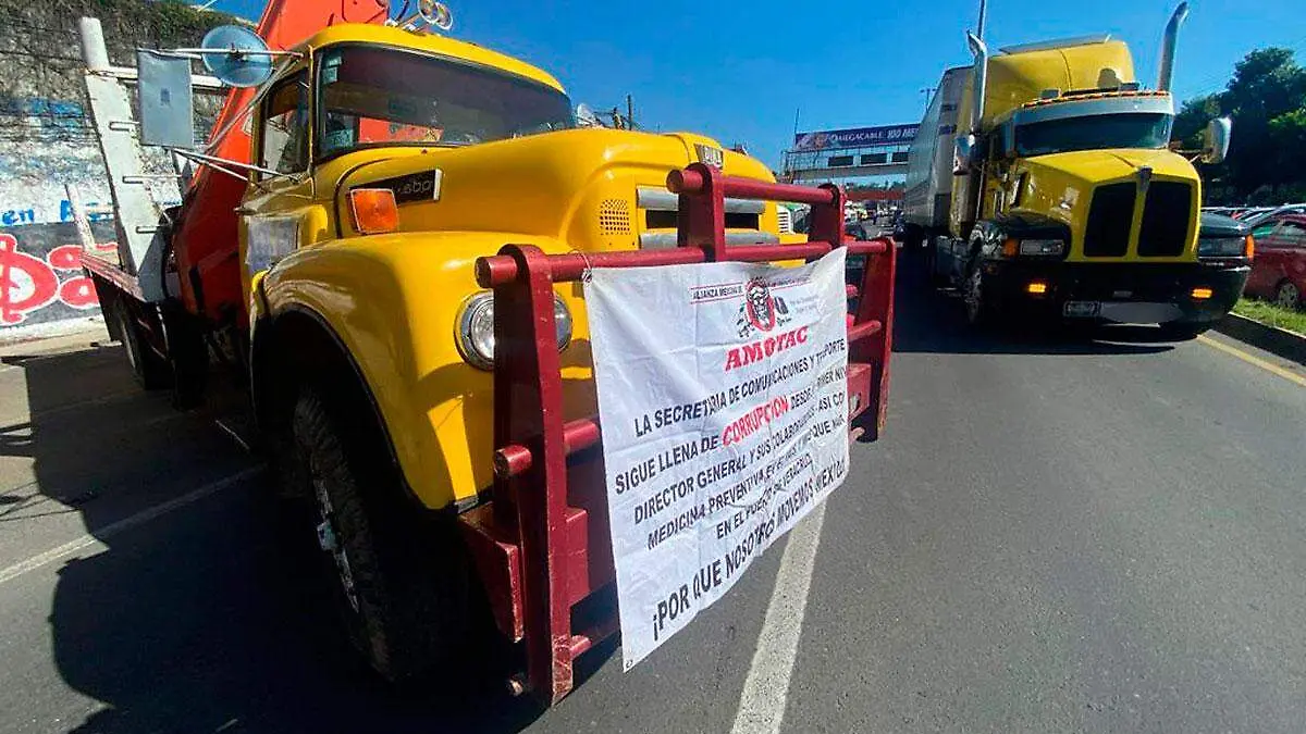 887186_Bloqueo-transportistas-carretera-Xalapa-2_web-(1)