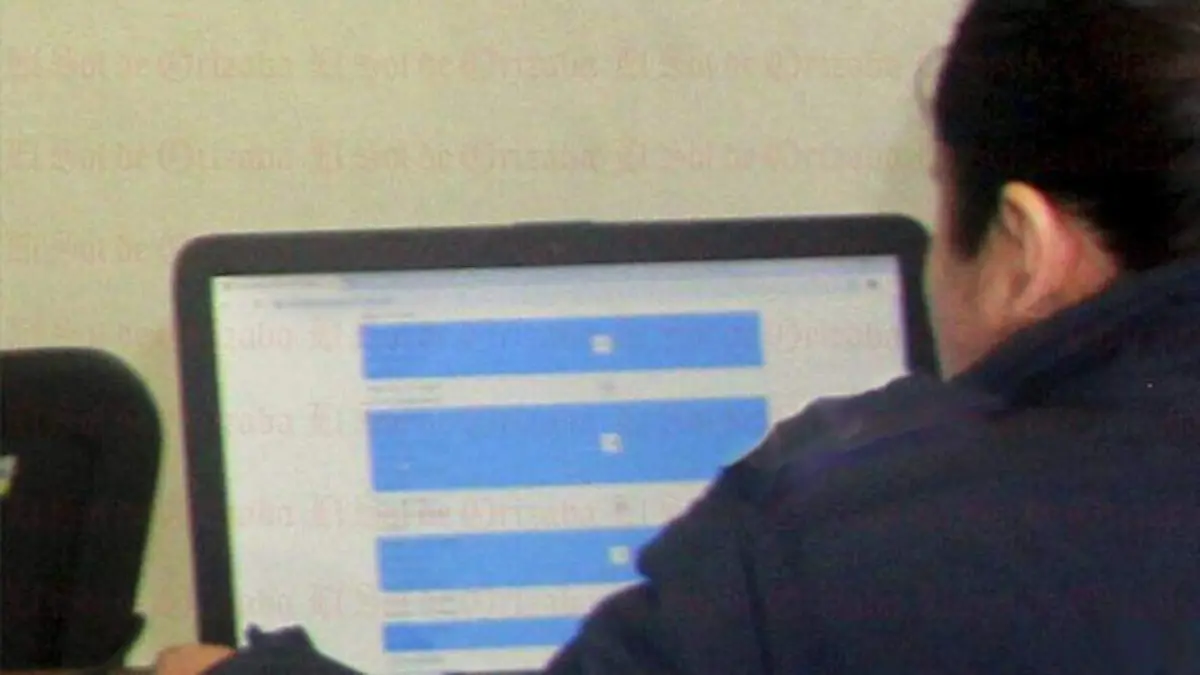 2Estudiante en computadora