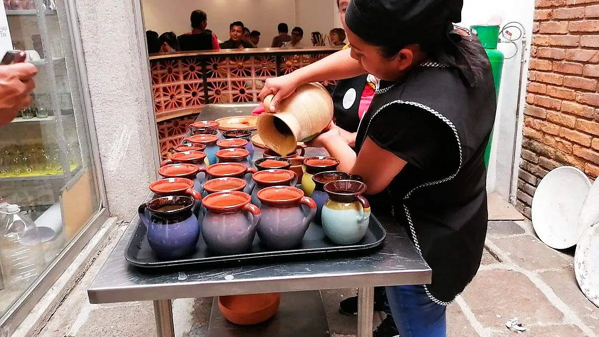 La cocinera tradicional explica que la idea de preparar esta bebida fue gracias a un concurso de atoles