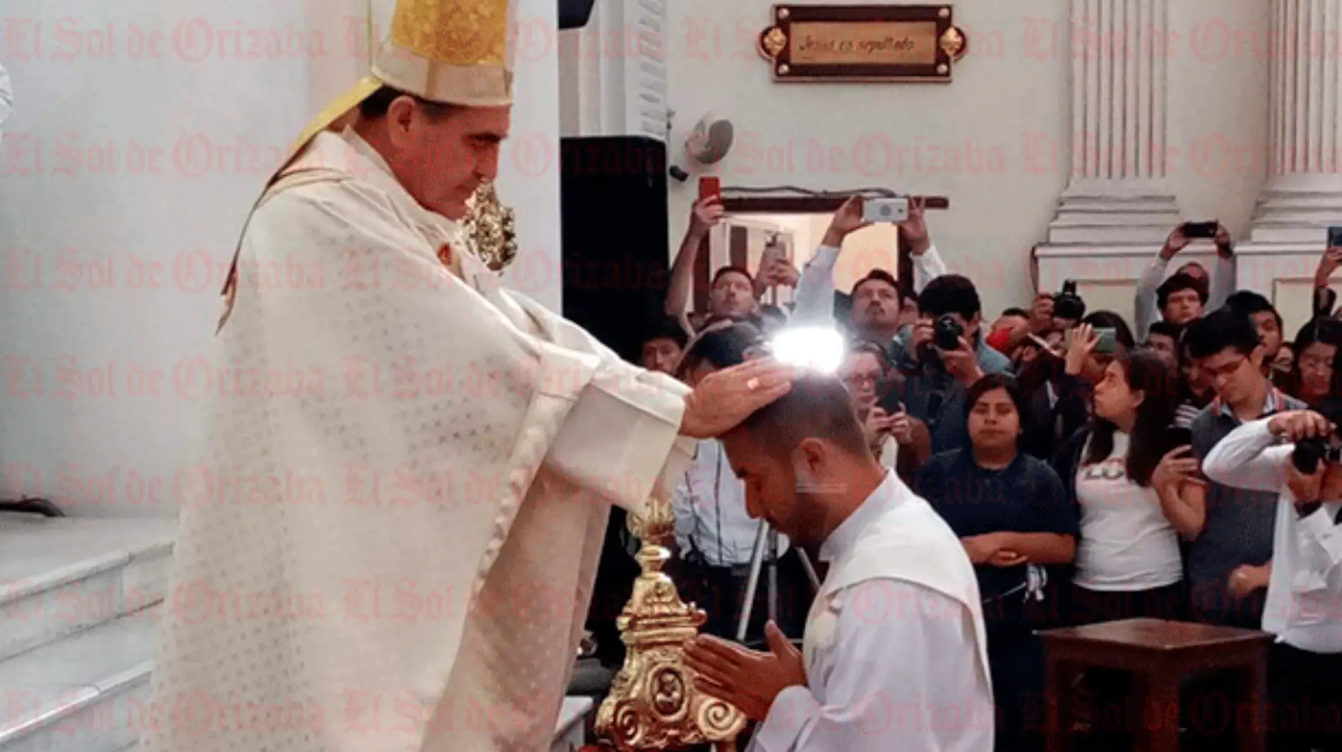 Moisés--Ernesto-Cordero-Reyes-recibe-la-unción-como-sacerdote5