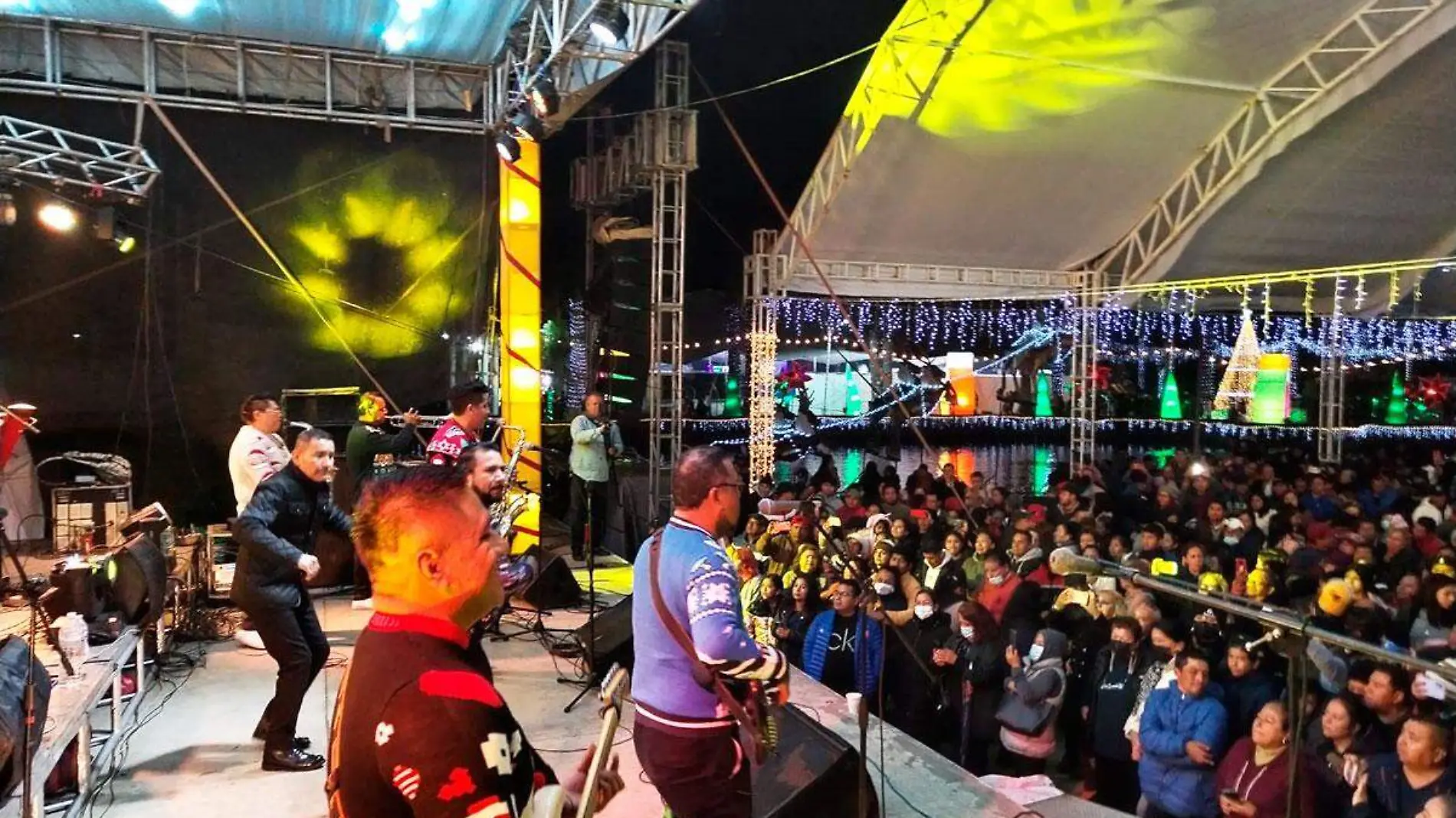 Con atuendos navideños, los integrantes de Grupo Internacional Chicapalá pusieron ritmo y sabor en la Laguna Iluminada de Nogales 