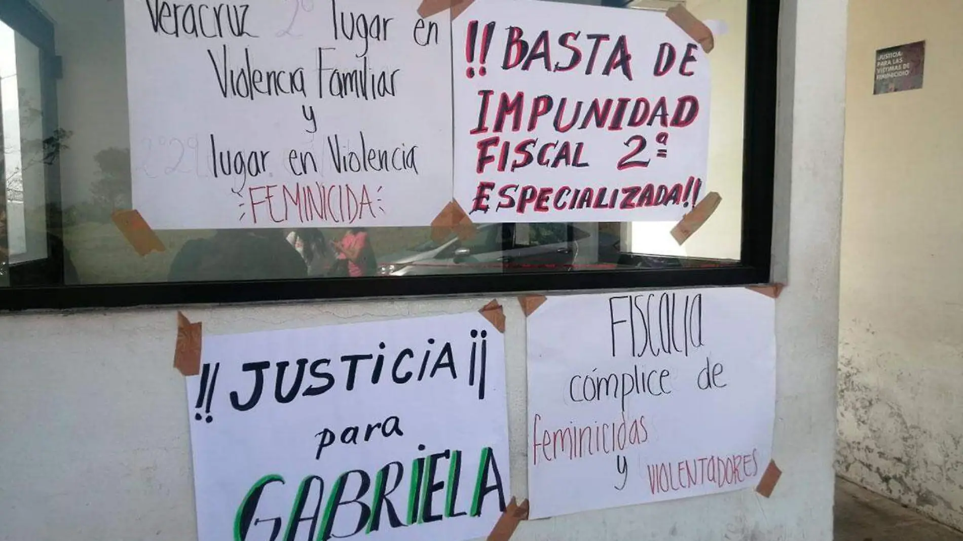 En apoyo a Gabriela, una mujer víctima de violencia vicaria, un grupo de mujeres de Marea Verde Altas Montañas acudieron a la Fiscalía de Orizaba