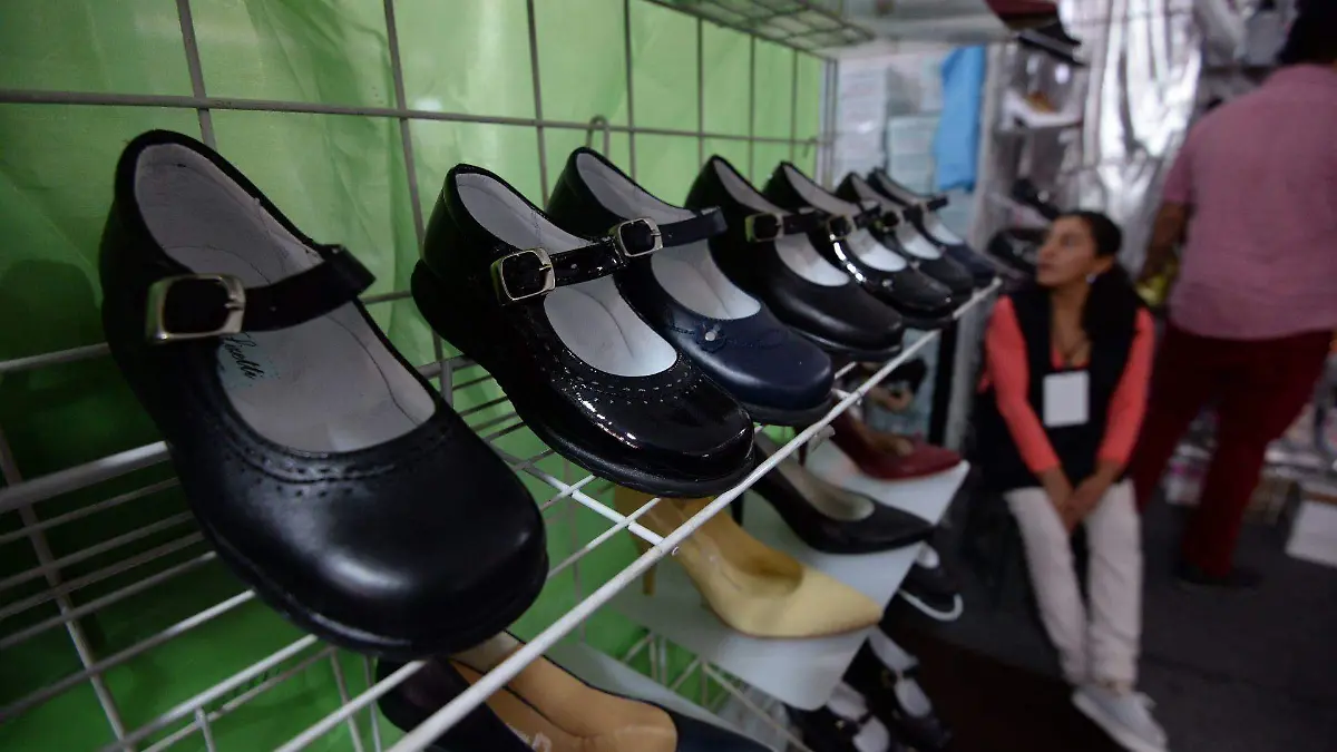 La Profeco orienta a los padres para comprar con ahorros artículos de regreso a clases