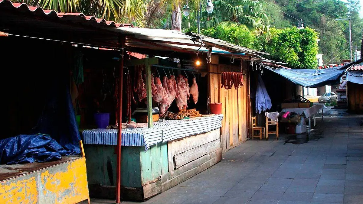 Ante la demanda de los locatarios por ser reubicados en el nuevo mercado, el presidente municipal Jesús Valencia Morales recuerda que el mercado se incendió durante la pasada administración