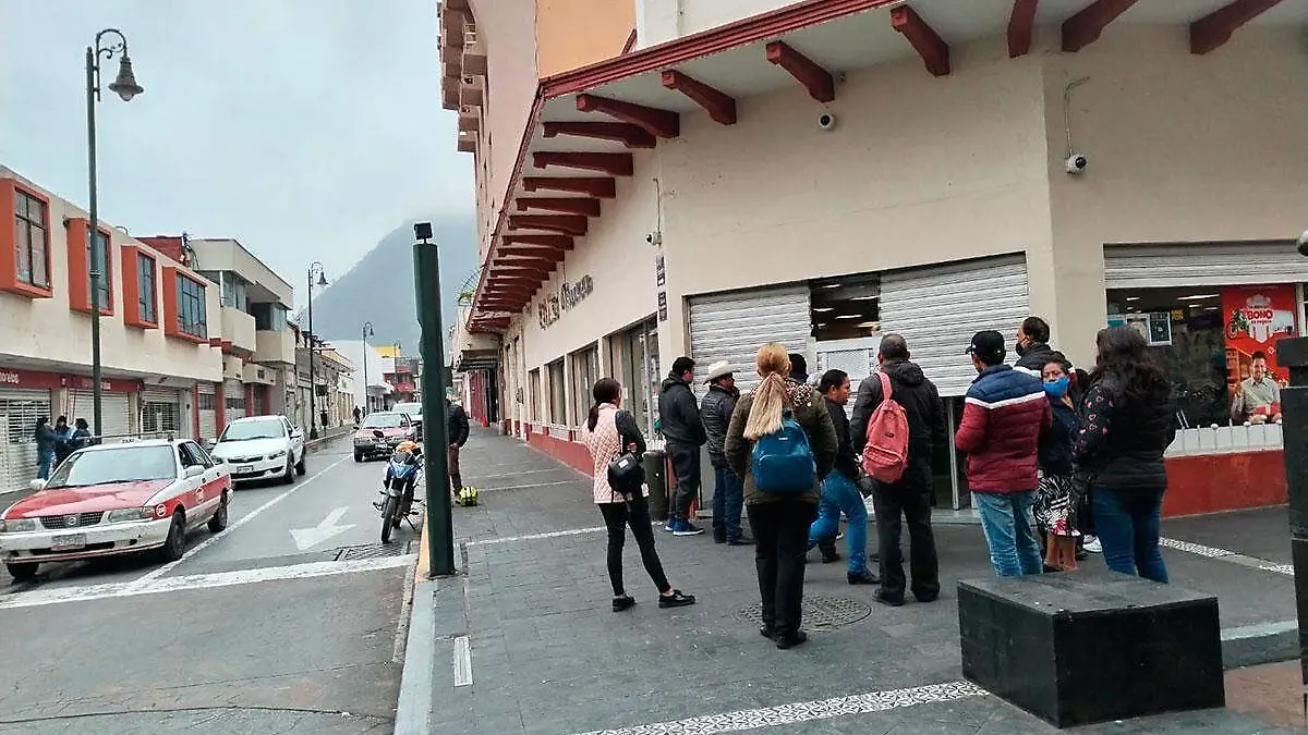Zapaterías, tiendas de ropa, cafeterías, salones de belleza, restaurantes estaban con las cortinas abajo, sin embargo, pasados del mediodía poco a poco empezaron a levantarse