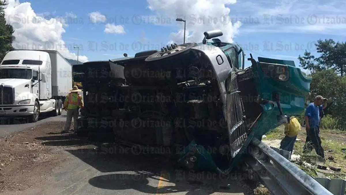 Vuelca tráiler con madera3