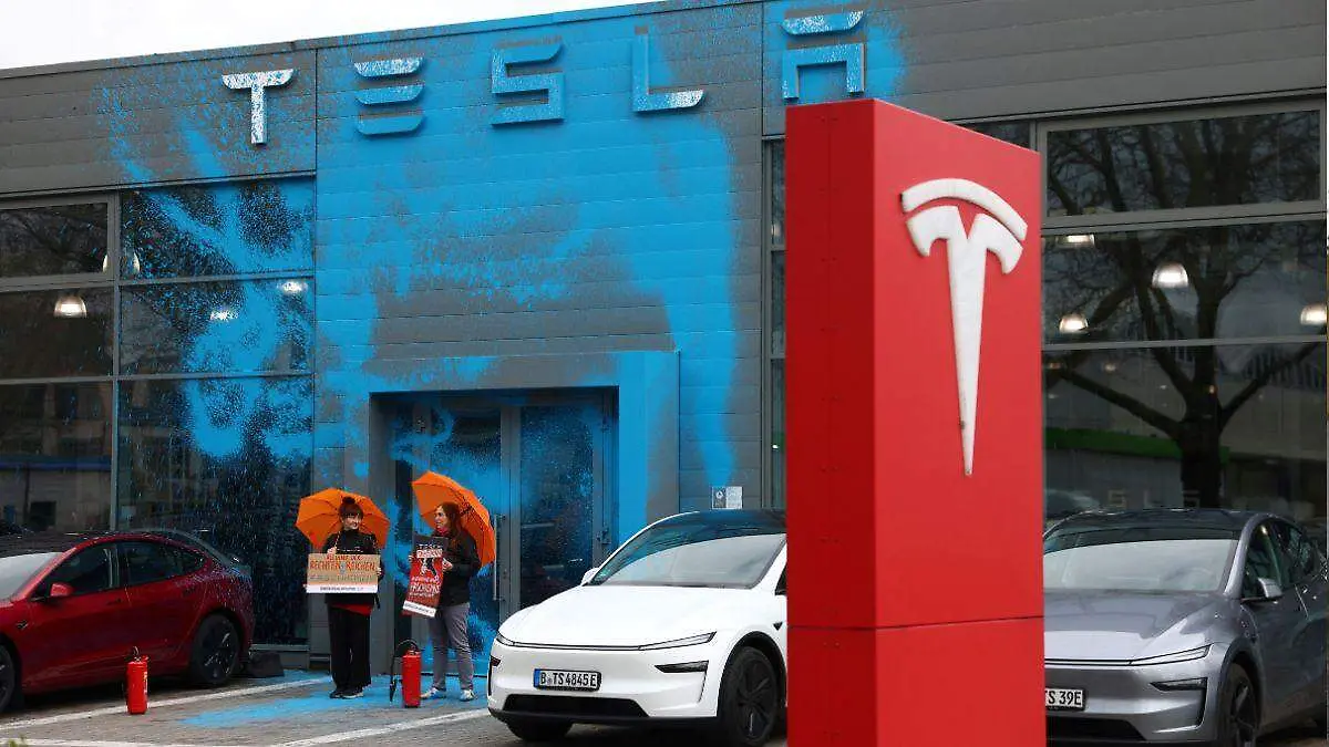 Protesta en concesionarias de Tesla