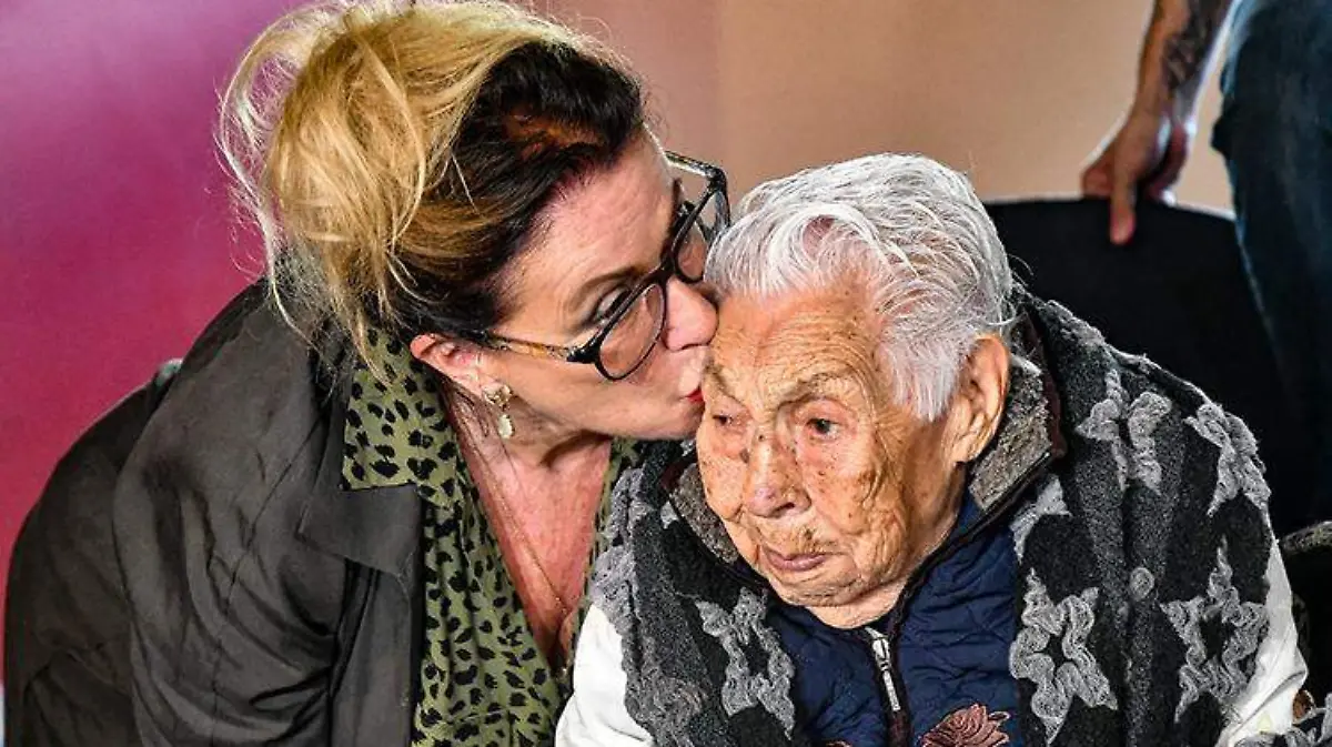 Laura Zapata y su abuela