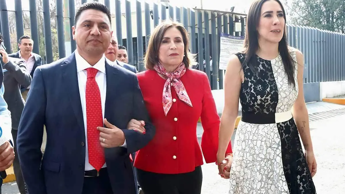 Rosario Robles con su hija y abogado