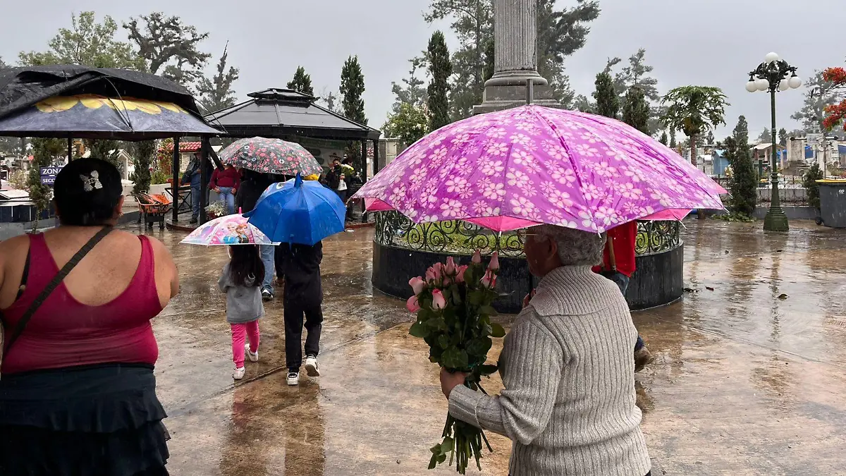 Familias llegan al cementerio-1