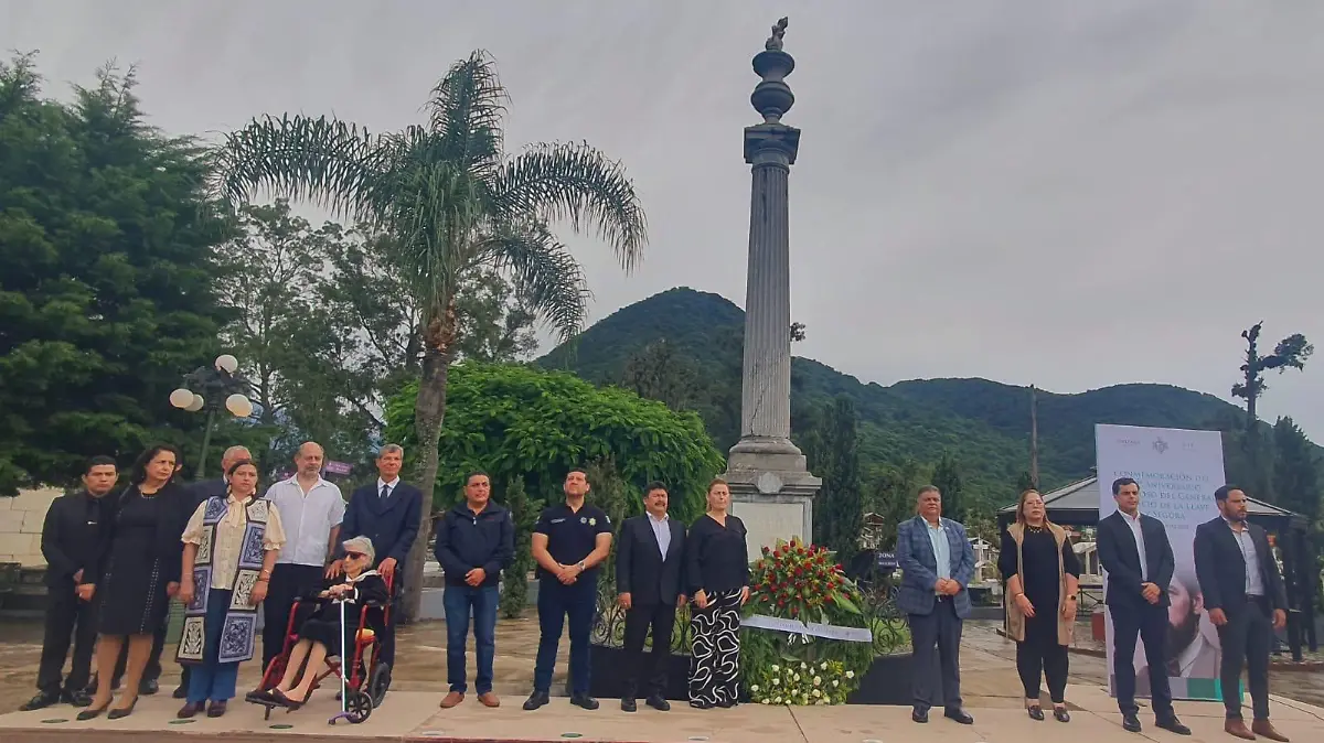 Guardia de honor en monumento erigido al general Ignacio De la Llave