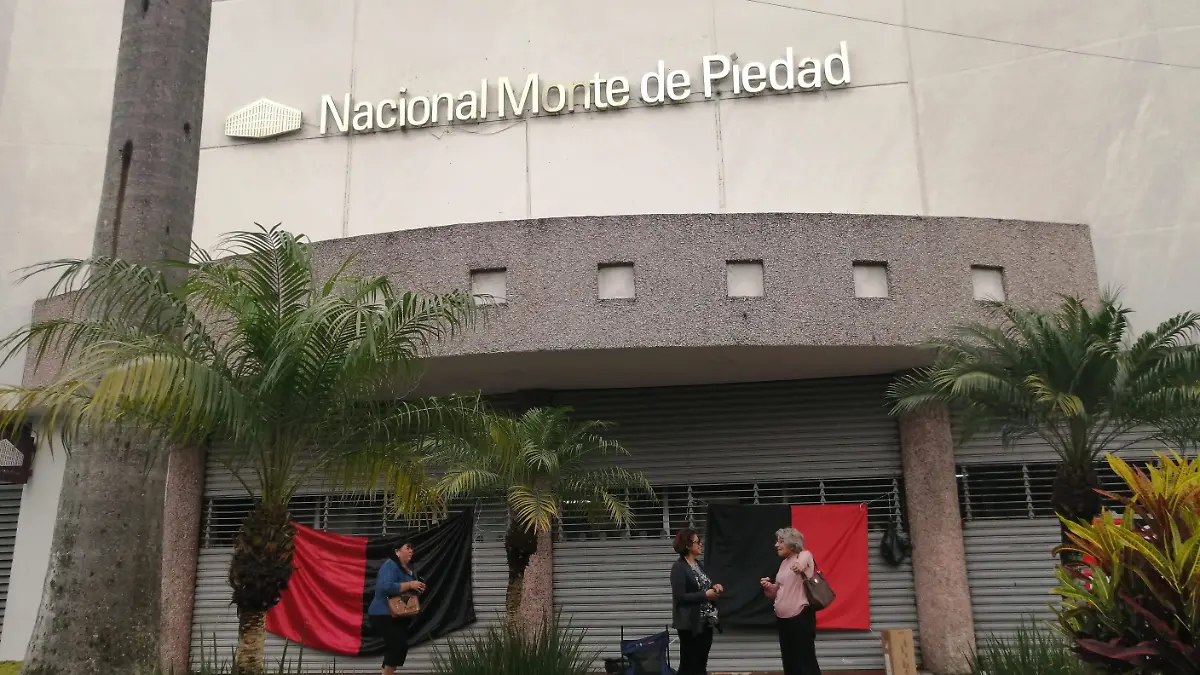Trabajadores sindicalizados del Nacional Monte de Piedad en Orizaba realizan huelga