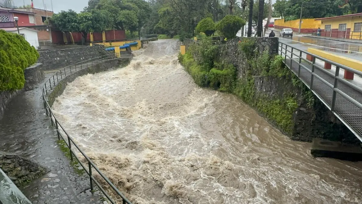 Agua turbia baja por río Orizaba