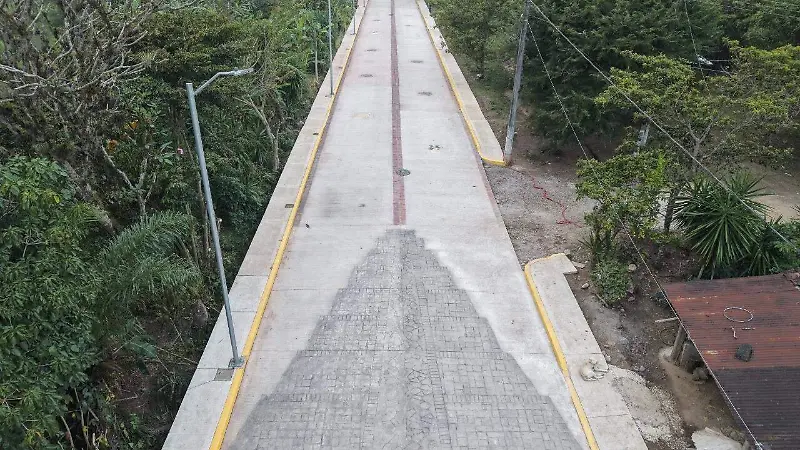 Ixtaczoquitlán mejora caminos y movilidad en Cuesta del Mexicano