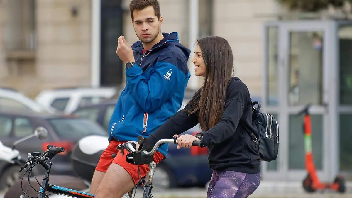 bicyclists-6883675_1280