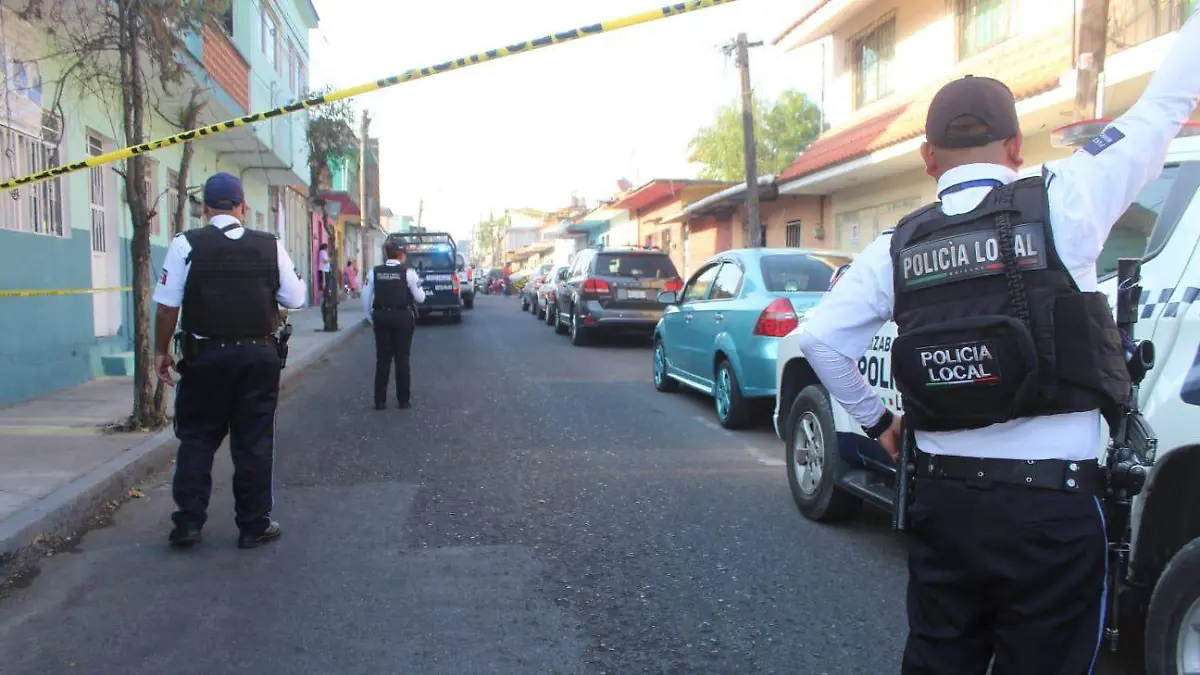 Balean a parroquiano en Bar 8