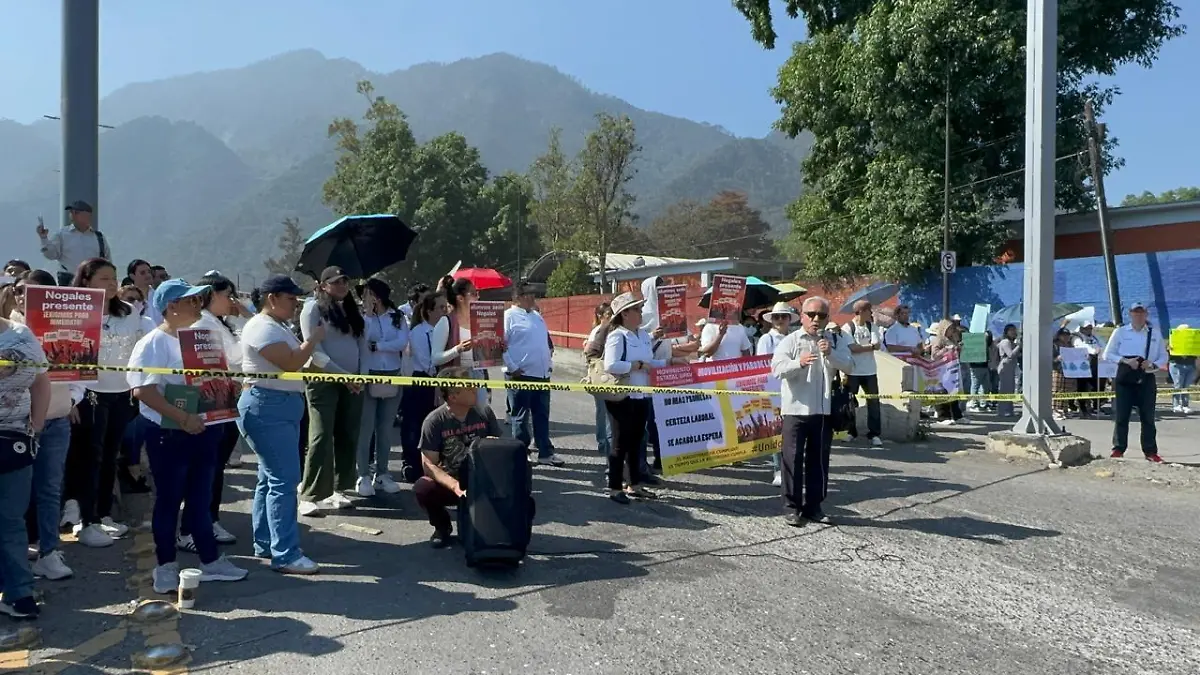 Realizan protesta personal de la UPAV