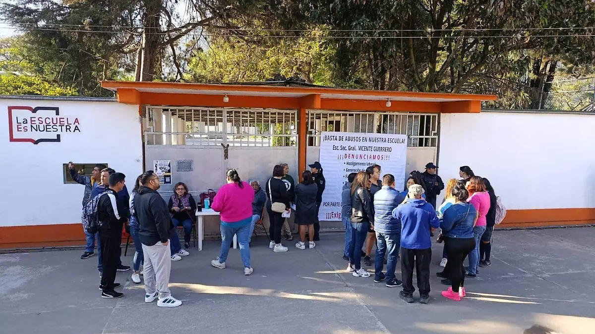 Padres de familia y maestros exigen destitución de directora en secundaria Vicente Guerrero de Río Blanco  