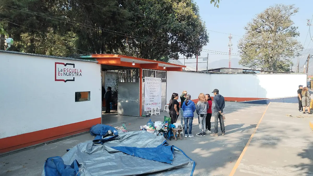 Secundaria Vicente Guerrero en Río Blanco reactiva clases; maestros siguen pidiendo salida de directora 