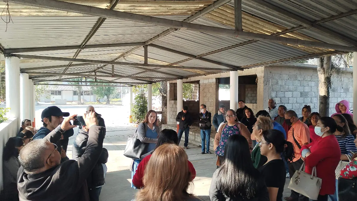 Secundaria Vicente Guerrero en Río Blanco reactiva clases; maestros siguen pidiendo salida de directora 
