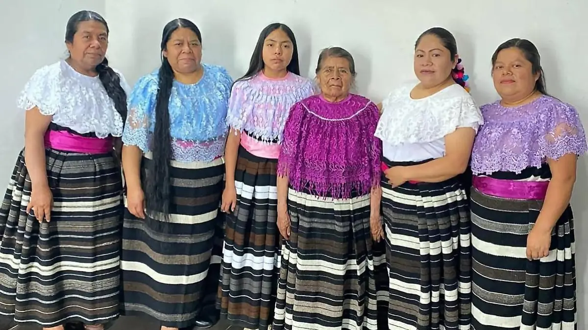 Mujeres tejedoras del colectivo Siwalcentli