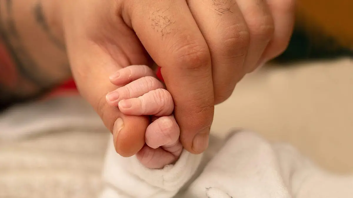 babys-hand-3771123_1280