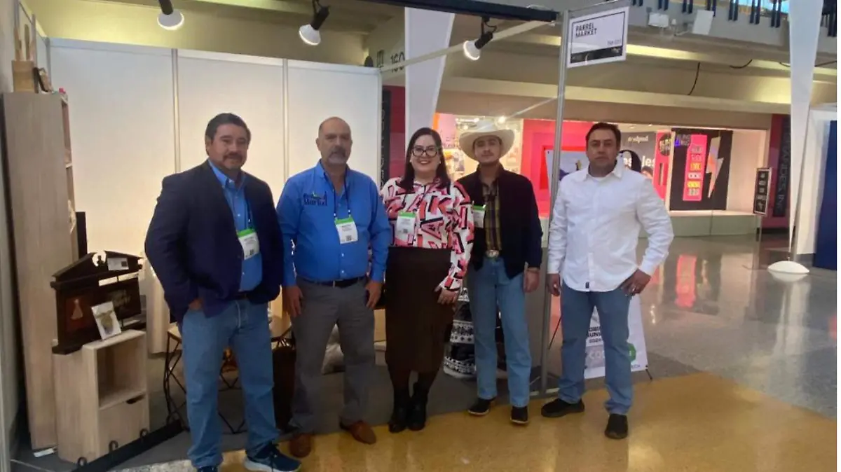 Parte de la comitiva en la Expo Nearshoring America en Dallas