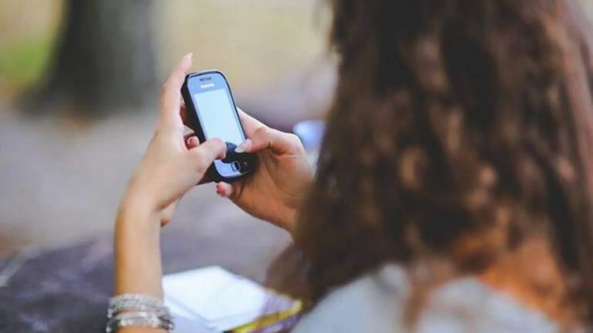 mujer-escribiendo-por-celular