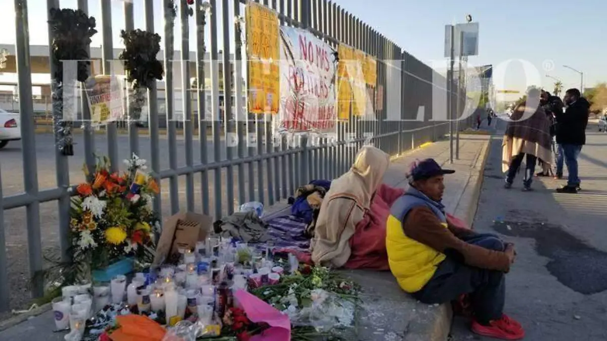 Migrantes durmiendo afuera de las instalaciones del INM de cd