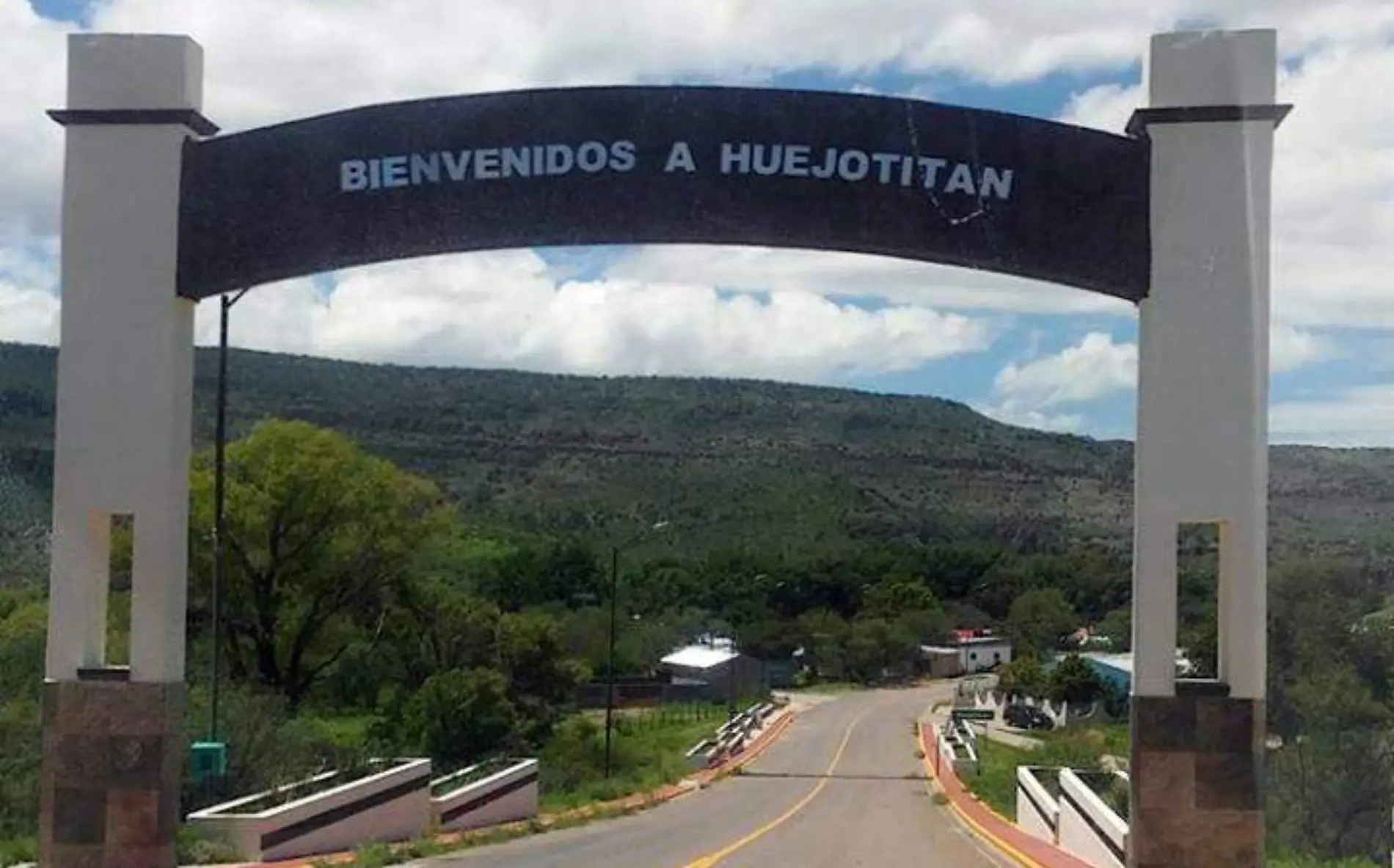 Entrada_a_Huejotitán,_Chihuahua