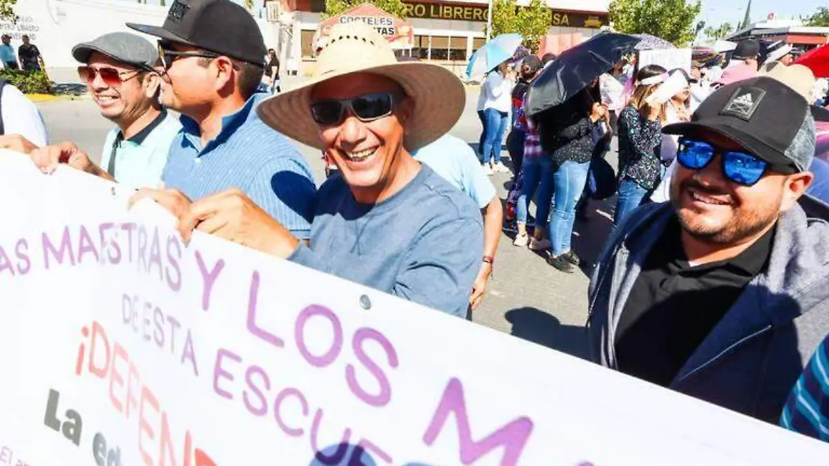 manifestantes a favor de los libros de texto